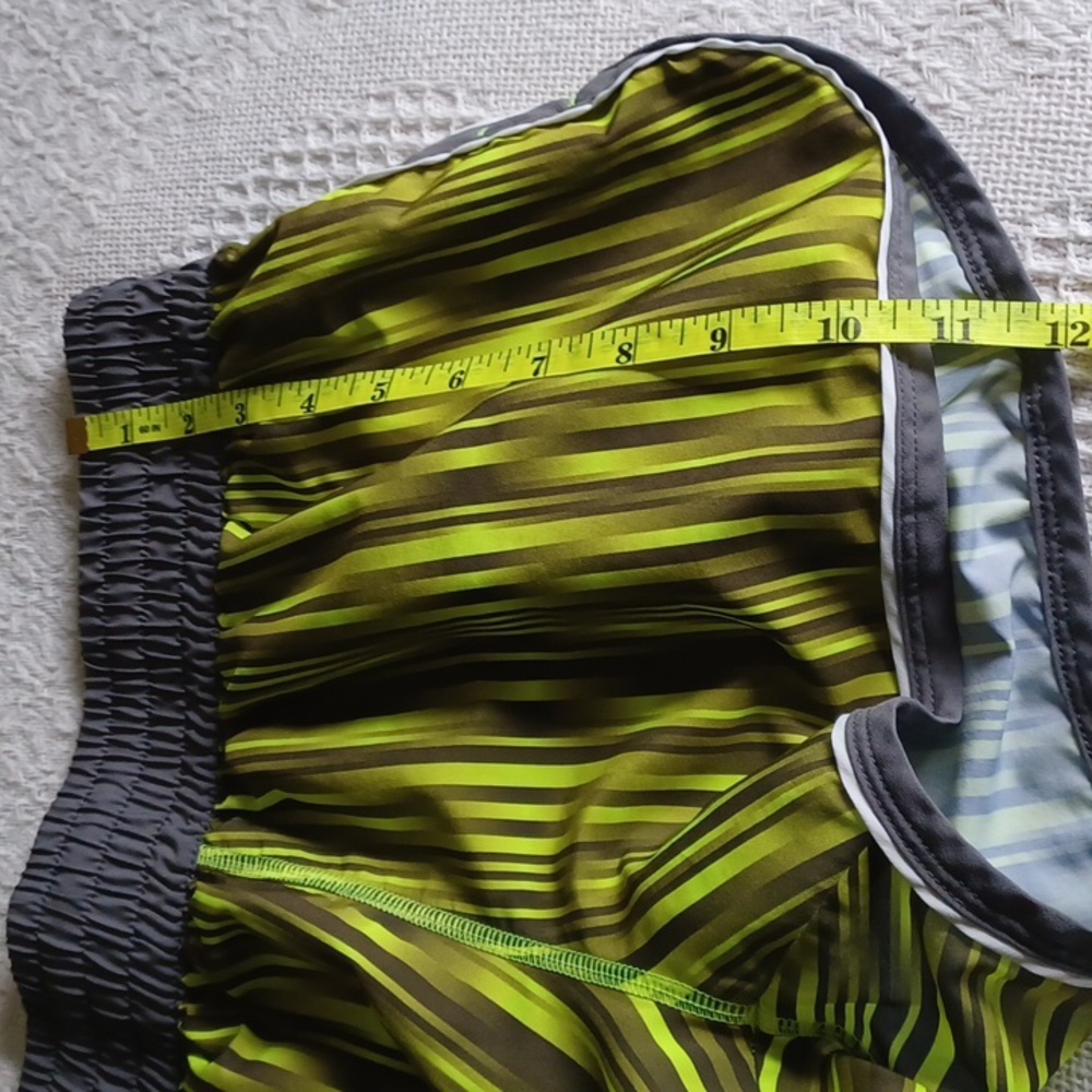 COPY - Under Armour bundle shorts/top - Picture 6 of 10